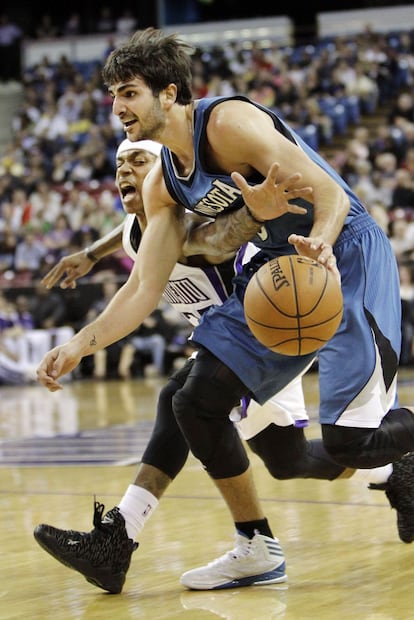 Thomas, de los Kings, intenta robarle el balón a Rubio.