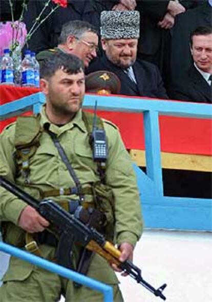 Ajmad Kadírov, con un gorro checheno, momentos antes del atentado.