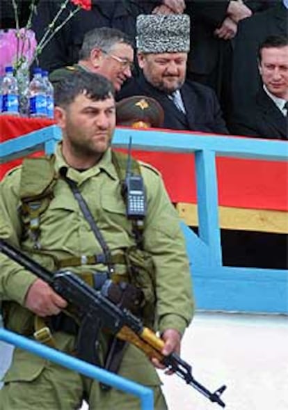Ajmad Kadírov, con un gorro checheno, momentos antes del atentado.