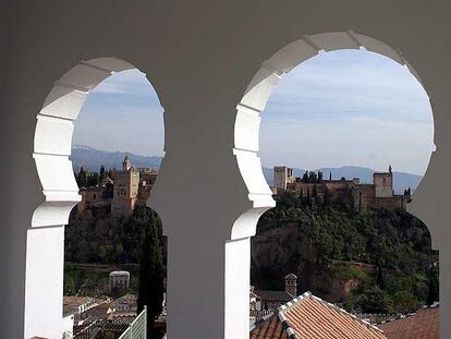 La Alhambra de Granada vista desde el alminar de la Gran Mezquita.
