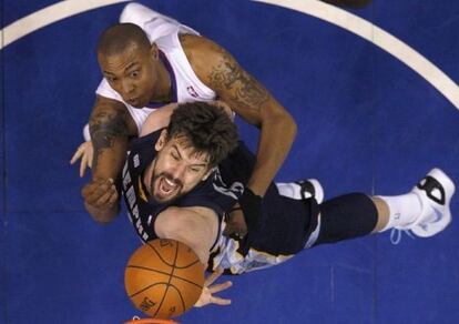 Marc Gasol lucha por un rebote con Butler.