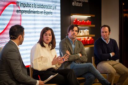 Maite Cordón, directora de Santander Growth; Hugo Arévalo, cofundador y presidente ejecutivo de ThePower Business School (en el centro), e Ignacio Puig, 'general partner' de Inveready.