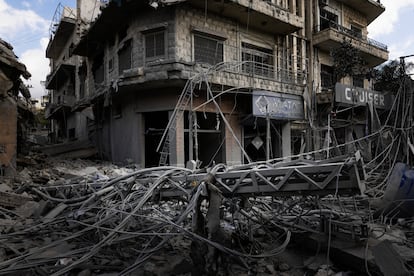 Los escombros de un edificio colapsado por un ataque israelí cubren el suelo en la ciudad libanesa de Nabatieh, el 17 de octubre. 