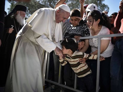 Un niño besa al Papa durante su visita al centro de emigrantes de Moria en la isla de Lesbos (Grecia), el 16 de abril de 2016.