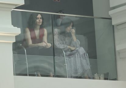 La presidenta de la Comunidad de Madrid, Isabel Díaz Ayuso, junto a la delegada de Gobierno, Mercedes González, en la tribuna de invitados.