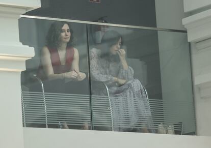 La presidenta de la Comunidad de Madrid, Isabel Díaz Ayuso, junto a la delegada de Gobierno, Mercedes González, en la tribuna de invitados. 