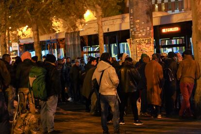 MADRID. 17-03-2020. Ms de un centenar de personas se agolpan sin mantener distancias ni estar protegidas con mascarillas en torno a uno de los autobuses municipales que prestan el servicio de la Campaa de Fro en Madrid. FORO: LUIS DE VEGA