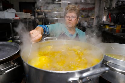 400 cocidos de 'La pava borracha' salen al mes en el restaurante El Cruce en Almoradí (Alicante).