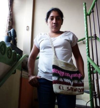 Meybellinne Zepeda (Cojutepeque, 30 años) baja las escaleras sonriente tras asistir por primera vez al taller sobre salud sexual y reproductiva que la Colectiva de Mujeres imparte en Cojutepeque.  Cuenta que su vecina en la colonia rural donde reside le habló de los talleres y se animó a asistir. “Pensé que podría aprender y sería bueno para mis hijas”, afirma con cara de satisfacción.