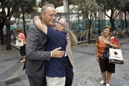 El hasta ahora alcalde de Castellón, Alberto Fabra, que asumirá la presidencia del Consell la próxima semana, abrazado por un vecino.