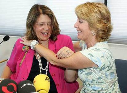 Esperanza Aguirre bromea con Elvira Rodríguez, presidenta de la Asamblea en funciones.