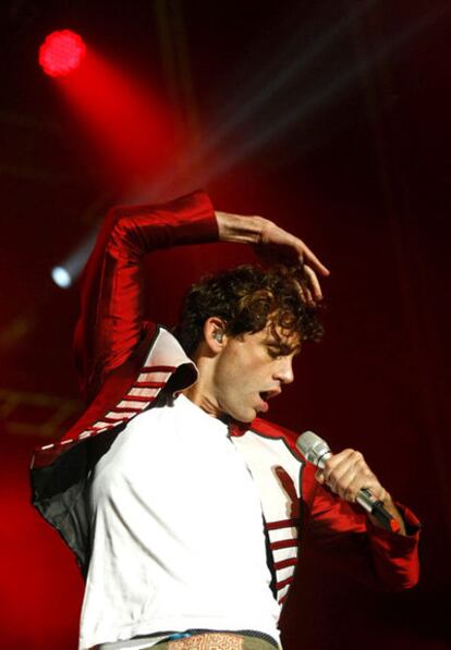 Mika, en un momento de su actuación en el escenario central del festival Low Cost de Benidorm.