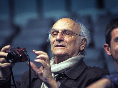 Carlos Saura, con su cámara fotográfica, este domingo en la Filmoteca.