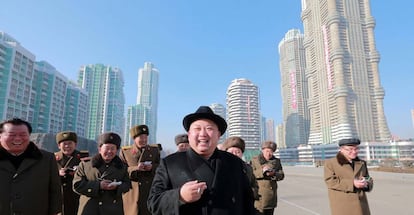 Kim Jong-un visita os edifícios da avenida Ryomyong, em Pyongyang, em 2017.