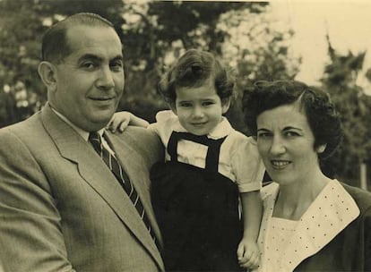 Yaacov Laskier, padre de Rutka, con su otra hija, Zahava, y su mujer, Hannah, en 1951.