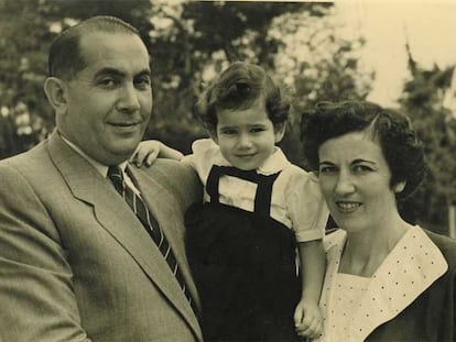 Yaacov Laskier, padre de Rutka, con su otra hija, Zahava, y su mujer, Hannah, en 1951.