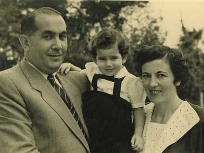 Yaacov Laskier, padre de Rutka, con su otra hija, Zahava, y su mujer, Hannah, en 1951.