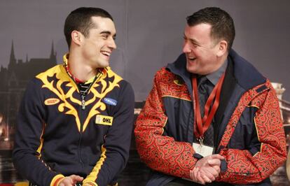 Javier Fernández con su entrenador, Brian Orser.