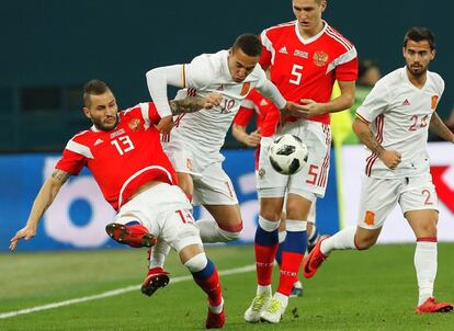 Los jugadores rusos Fyodor Kudryashov (izda.) y Viktor Vasin (2dcha.) pelean por hacerse con el balón con los jugadores españoles Suso Fernández (dcha.) y Rodrigo Moreno.