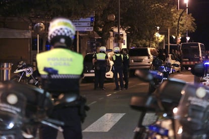 Cambrils ha vivido esta noche una pesadilla que ha dejado sus calles desiertas y cientos de turistas confinados en hoteles, restaurantes y cafeterías. En la imagen, miembros de las fuerzas seguridad, esta madrugada en la zona del atentado.