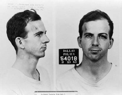 Entre los papeles que más interés despertarán figuran los informes sobre el enigmático viaje del asesino Lee Harvey Oswald a México antes del magnicidio. Lee Harvey cruzó la frontera sur el 26 de septiembre de 1963 con la intención de conseguir un visado con destino final a la Unión Soviética alegando su afinidad a la causa comunista. En la imagen, fotos de Lee Harvey Oswald del Departamento de Policía de Dallas después de su arresto por su posible participación en el asesinato de John F. Kennedy y el asesinato del Oficial J.D. Tippit.