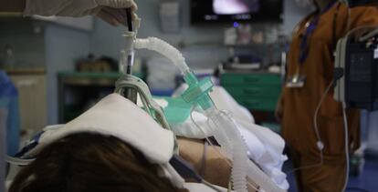 Un paciente hospitalizado por Covid-19, en el Hospital Vall d'Hebron.