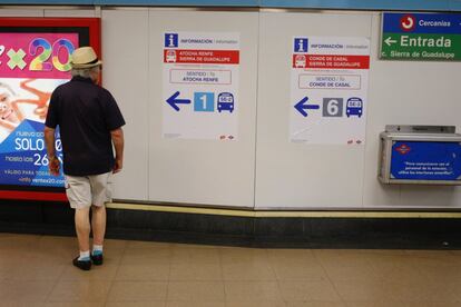 Un usuario de Metro se informa de las alternativas de transporte en la estación Sierra de Guadalupe.