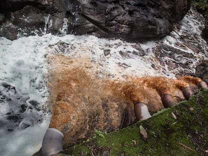 Las tuberías de la planta de tratamiento de aguas descargan  700 litros por segundo en el río Blanco (Veracruz).