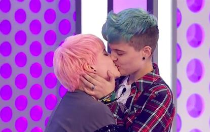 El beso entre Marina y su novio Bastian fue saludado como un hito revolucionario en la televisión pública y un ejemplo de tolerancia y aperturismo en las nuevas generaciones al tratarse Bastian de un joven transexual. Algo parecido pudo vivirse con el beso entre Raoul y Agoney al final de su interpretación de 'Manos vacías', de Miguel Bosé y Rafa de La Unión. Pero no tardaron en salir las voces que les achacaban que faltase eso que brillaba en el beso de Marina y Bastian: naturalidad. Se acusó a 'los Javis' (Javier Calvo y Javier Ambrossi, profesores de interpretación de la Academia) de intentar forzar una salida del armario durante sus clases y cuando Raoul quedó nominado tras su actuación, la propia Noemí Galera le reprochó que hubiese sentido que estaba obligado a darse un beso en directo para evitar “que la canción quedase demasiado plana”. Al final, beso mediante, los rumores de una relación entre ambos cantantes que alimentaba el morbo fueron negados por los implicados y Raoul fue expulsado en la siguiente gala.