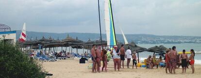 Turistas en la playa de Hammamet (Túnez)