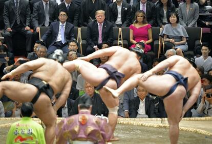 El presidente de Estados Unidos, Donald Trump, asiste a una lucha de sumo junto al primer ministro japonés, Shinzo Abe, y sus mujeres, en Tokio (Japón), el 26 de mayo de 2019. El presidente norteamericano realizó una visita de cuatro días a Japón en la que abrió la posibilidad de que el primer ministro nipón intervenga en las negociaciones con Irán.