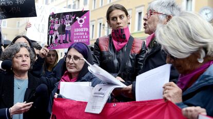 Mujeres del Movimiento Ni Una Menos en Italia en una protesta el pasado 22 de abril contra las decisiones en temas de salud sexual y reproductiva del gobierno de Giorgia Meloni.