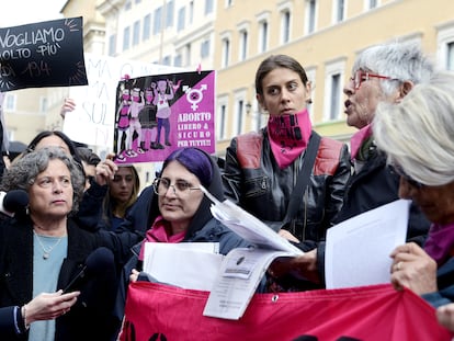 Mujeres del Movimiento Ni Una Menos en Italia en una protesta el pasado 22 de abril contra las decisiones en temas de salud sexual y reproductiva del gobierno de Giorgia Meloni.