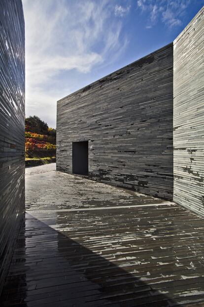 El proyecto de ampliación de esta bodega ubicada en Vilarinho dos Freires (Peso da Régua, Portugal) ha sido realizado por el arquitecto luso Francisco Vieira de Campos. Mención del jurado: "Construido a partir de una clara comprensión de las formas de transformación del paisaje utilizadas en las vertientes del río Duero, resuelve un complejo programa que se instala en construcciones nuevas y construcciones existentes que se interconectan para resolver todas las cuestiones de la producción del vino, de modo que se consigue mantener siempre una escala muy apropiada de relación con el lugar".