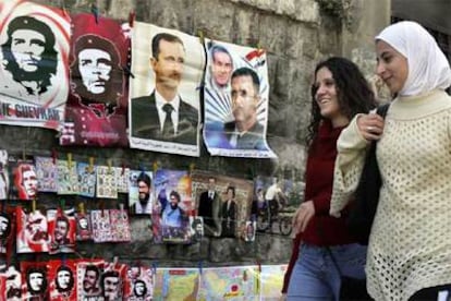 Dos mujeres sirias pasan ante fotografías del presidente, Bachar el Asad, y de Ernesto Che Guevara la semana pasada en Damasco.