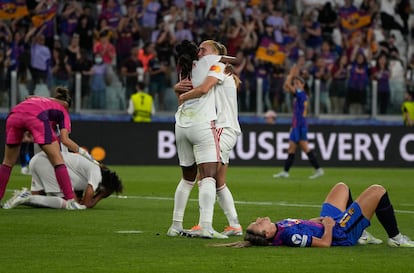 Dos jugadoras del Lyon se abrazan tras el pitido final y proclamarse campeonas.