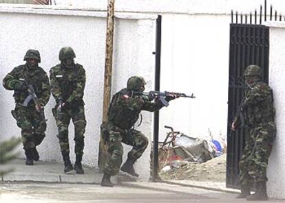 Unidades de la policía serbia entran en el edificio central del clan mafioso Zemun, en Belgrado.