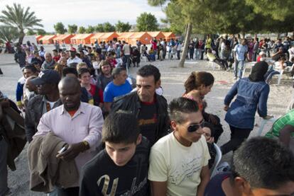 Afectados por el terremoto hacen cola en un campamento al día siguiente del seísmo.