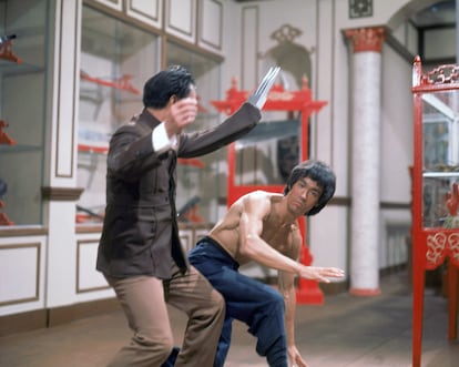 Han (el actor Shih Kien), villano de 'Operación Dragón', sirviéndose de una mano ortopédica con cuchillas en su pelea con Bruce Lee.