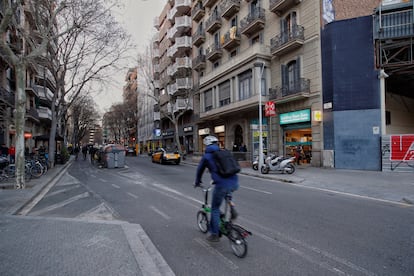 Un ciclista en la calle Girona de Barcelona.