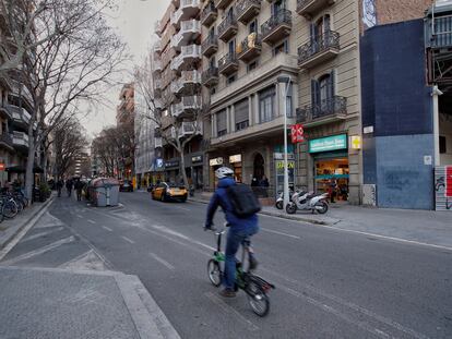 Un ciclista en la calle Girona de Barcelona.