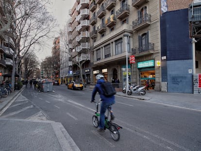 Un ciclista en la calle Girona de Barcelona.