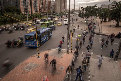 Trafico en los alrededores de la biblioteca El Tintal al sur occidente de Bogotá, Colombia.