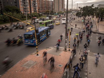 Personas transitan en los alrededores de la biblioteca El Tintal, en Bogotá (Colombia), el 22 de junio.