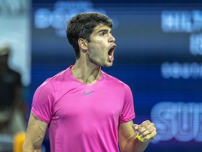 Carlos Alcaraz festeja su victoria del abierto de Miami ante el estadounidense Taylor Fritz en el estadio Hard Rock, este 30 de marzo.