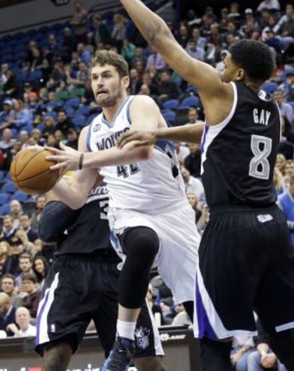 Kevin Love entra a canasta ante Gay