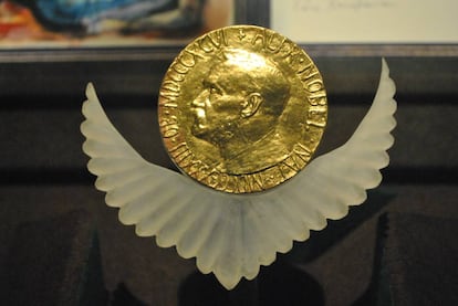Medalla del Premio Nobel de la Paz otorgado a Rigoberta Menchú.
