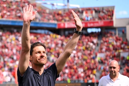 Xabi Alonso, en su despedida de los aficionados del Bayer Leverkusen este domingo.