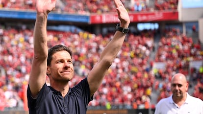 Xabi Alonso, en su despedida de los aficionados del Bayer Leverkusen este domingo.