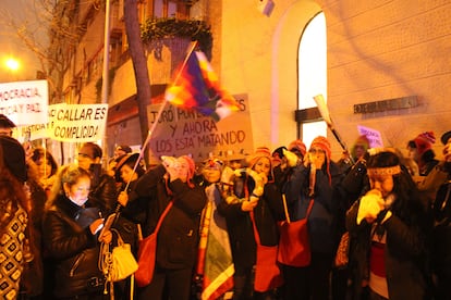 Durante la manifestación, los asistentes realizaron un ritual indígena e hicieron sonar las caracolas repetidas veces.